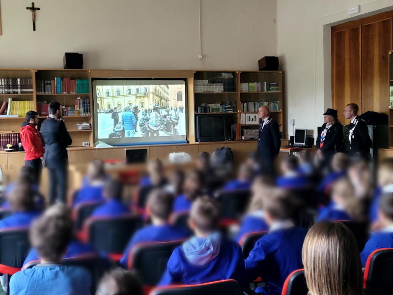 I bambini della Duca d'Aosta incontrano i Carabinieri